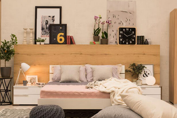 Μια κρεβατοκάμαρα με ένα διπλό κρεβάτι, με μαξιλάρια και ριχτάρια. Δεξιά και αριστερά βρίσκονται δύο κομοδίνα και από πίσω βρίσκεται μια ραφιέρα με πολλά διακοσμητικά δωματίου.