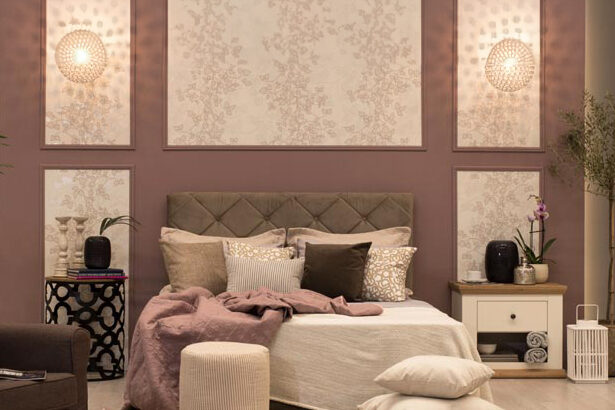 Κομψό υπνοδωμάτιο με απαλά γήινα χρώματα, πολυτελές κεφαλάρι, διακοσμητικά μαξιλάρια και φυτά. Ο χώρος είναι φωτισμένος με μοντέρνα φωτιστικά και προσφέρει αίσθηση ζεστασιάς.