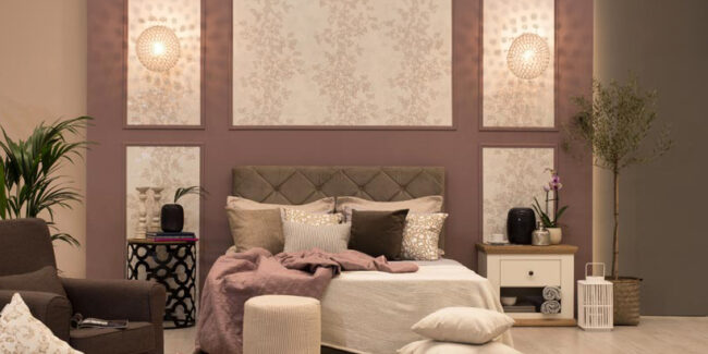 Κομψό υπνοδωμάτιο με απαλά γήινα χρώματα, πολυτελές κεφαλάρι, διακοσμητικά μαξιλάρια και φυτά. Ο χώρος είναι φωτισμένος με μοντέρνα φωτιστικά και προσφέρει αίσθηση ζεστασιάς.