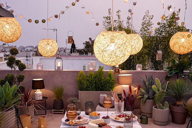 Μια ταράτσα στολισμένη με ένα τραπέζι στην μέση, με φυτά εξωτεικού χώρου αλλά και φωτισμό, όπως φαναράκια αλλά και γιρλάντες ο οποίος δημιουργεί μια ήρεμη και χαλαρή ατμόσφαιρα.