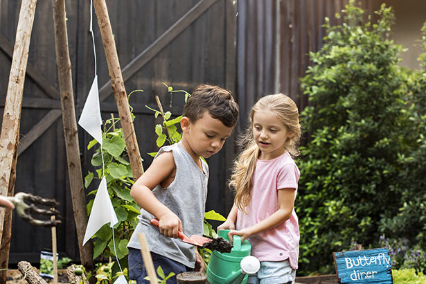 Παιδιά μικρής ηλικίας βρίσκονται σε έναν κήπο και κρατάνε στ χέρια τους διάφορα αξεσουάρ κήπου