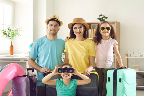 Μια οικογένεια τεσσάρων ατόμων, ντυμένη με καλοκαιρινά ρούχα και καπέλα, στέκεται σε ένα δωμάτιο με βαλίτσες και αξεσουάρ διακοπών, έτοιμη για της διακοπές της.