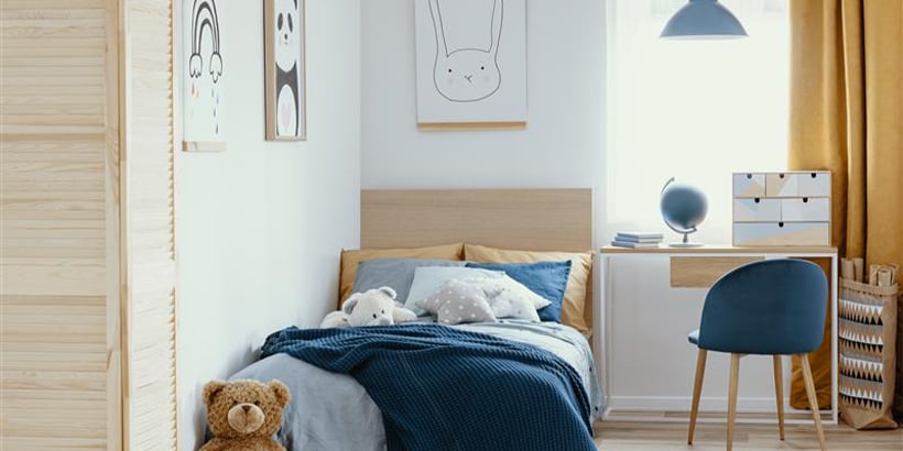 Παιδικό δωμάτιο, με χαρούμενη διακόσμηση σε απαλά χρώματα.