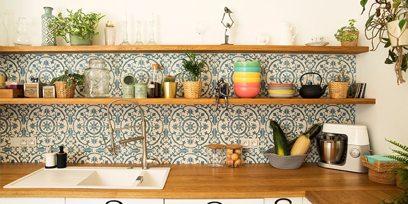 Κουζινα σπιτιού με περίτεχνο πλακάκι τοίχου σε μεσογειακό στιλ και ξυλινο πάγκο